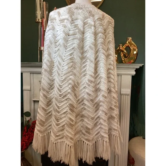 Vintage Boho‎ Crochet Cape Poncho Fringe Chevron Cream Tan Button Front - Picture 2 of 4